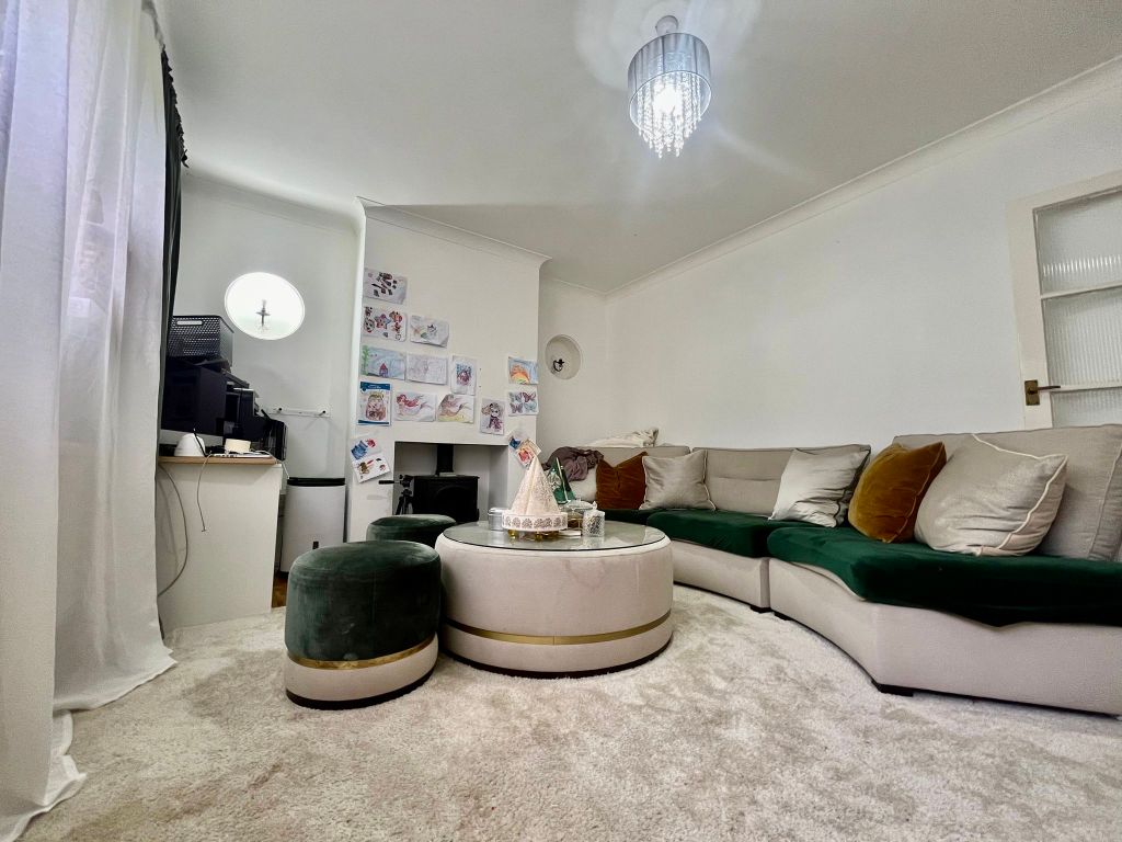 Property photo 3 of 8 991F52Fd-9450-4Cfa-9811-4Fe9Eda408c6