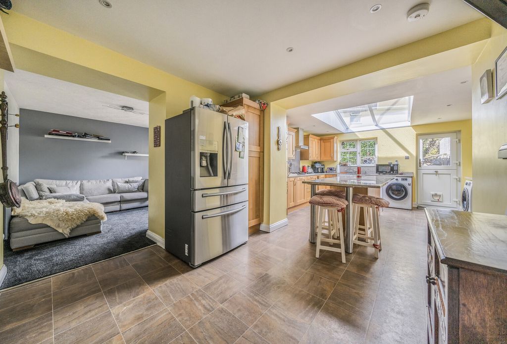 Property photo 2 of 24 Kitchen/Breakfast