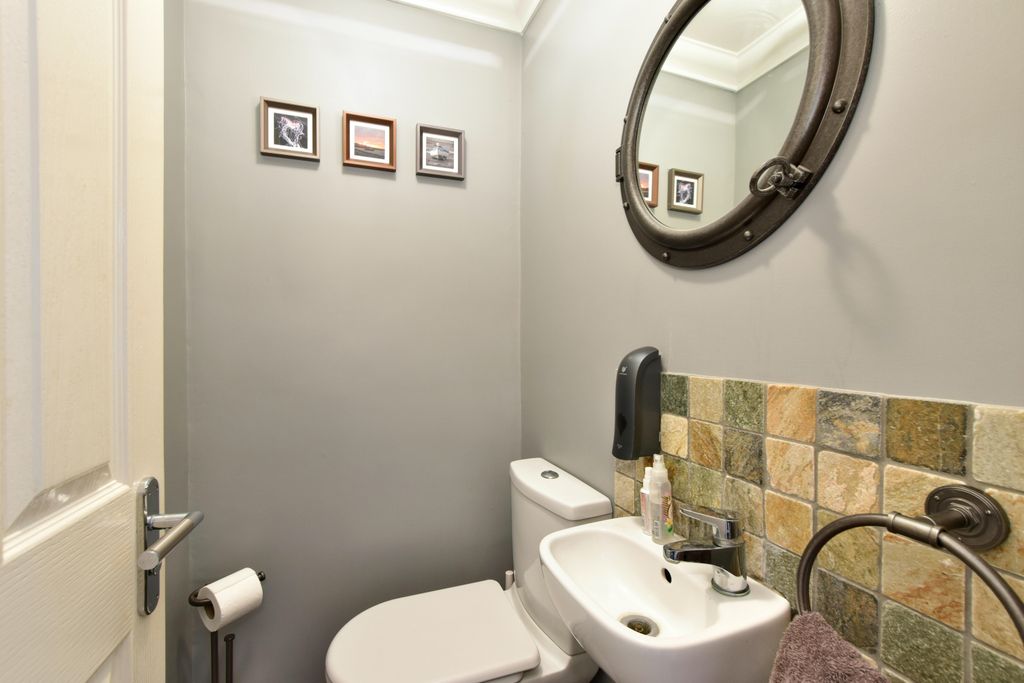 Property photo 3 of 17 14 Moss Side - Cloakroom Dsc_0097-Dsc_0098