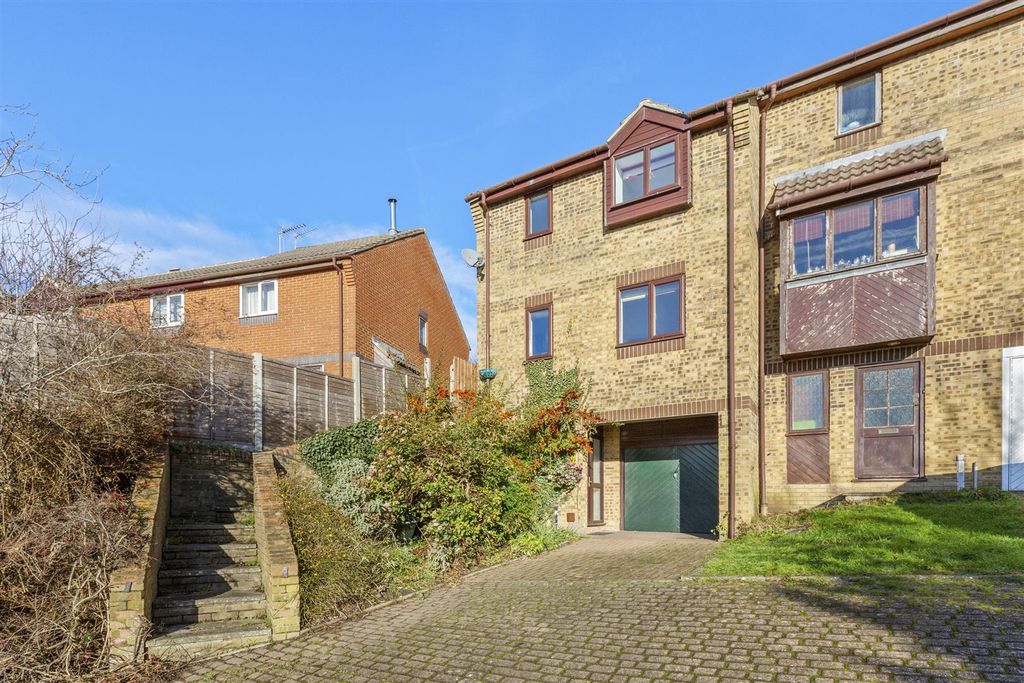 Property photo 1 of 11 3 Gibbs Close, Hp13 5Yb-12.Jpg