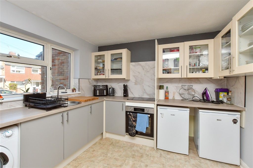 Property photo 3 of 10 Kitchen