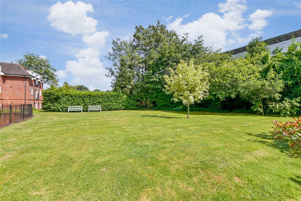 Property photo 2 of 12 Communal Gardens