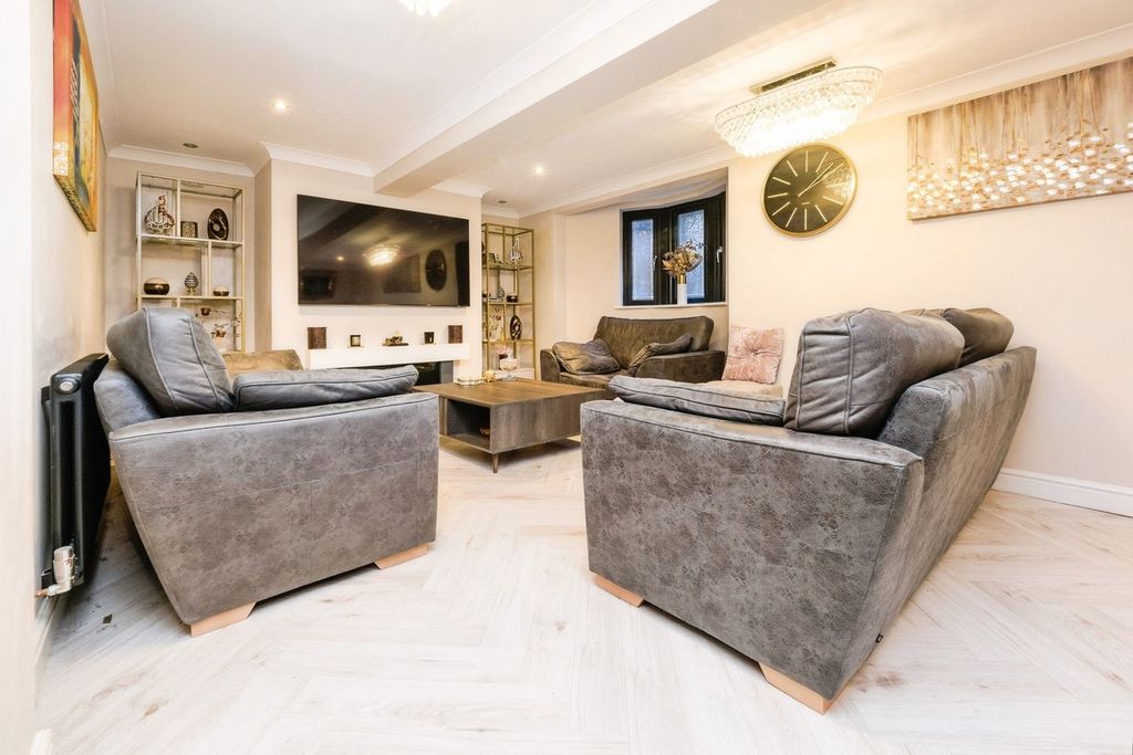 Property photo 2 of 25