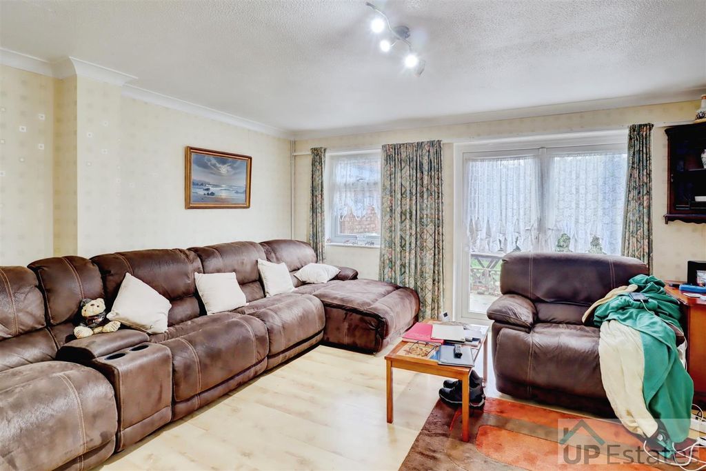 Property photo 2 of 11 Lounge