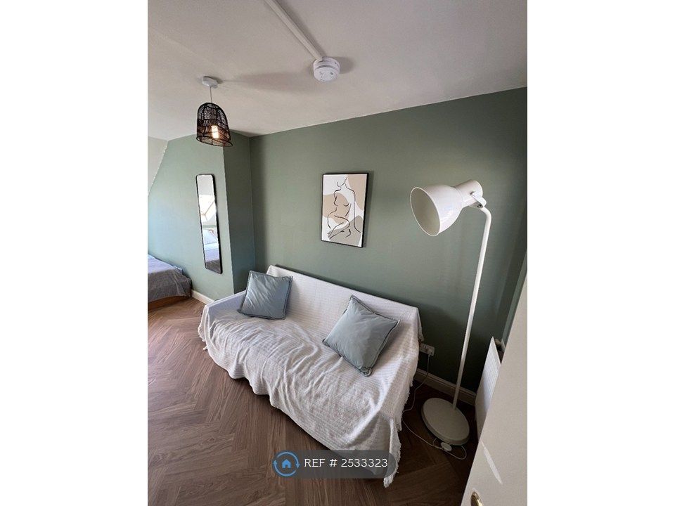 Property photo 2 of 12 Xl Ensuite Room 2