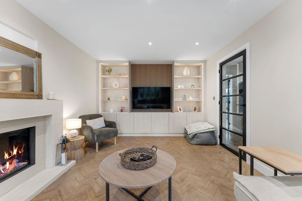 Property photo 2 of 49 Photograph 9