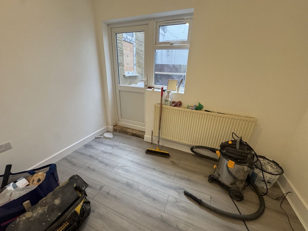 Property photo 3 of 7 Gallery