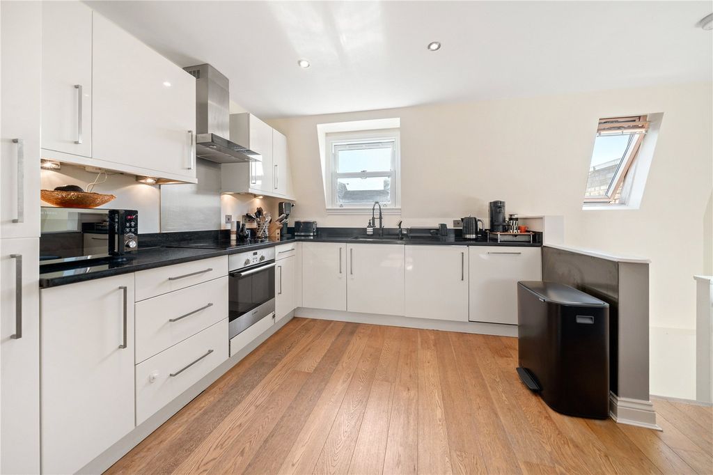 Property photo 2 of 15 Picture No. 11