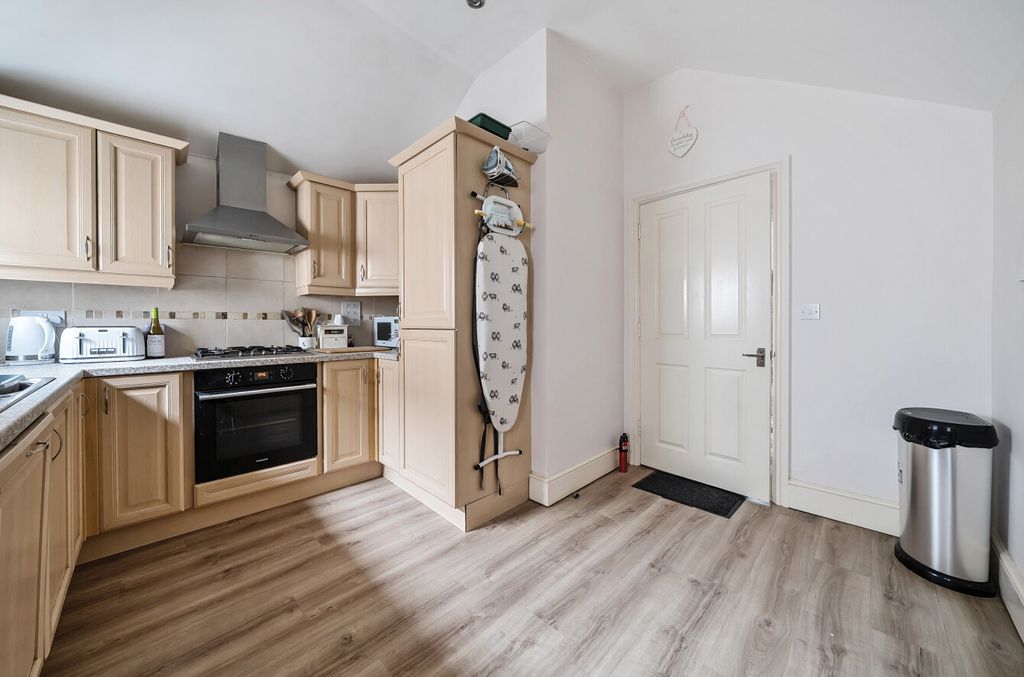 Property photo 2 of 11 1303444-8-683Efa9...