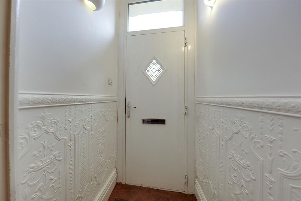 Property photo 3 of 23 Vestibule