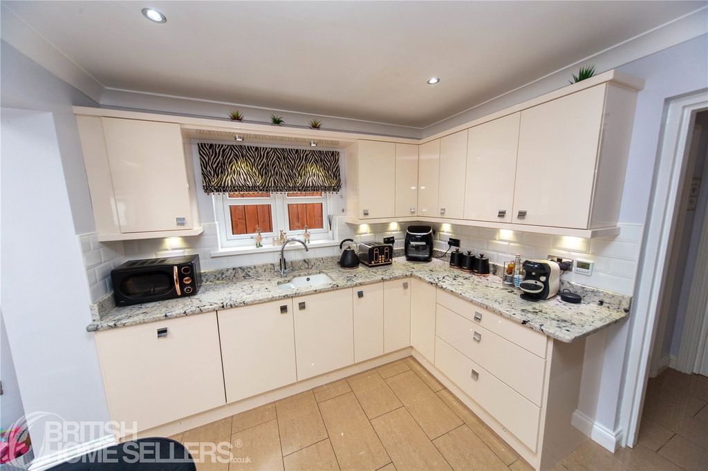 Property photo 2 of 20 Picture No. 24