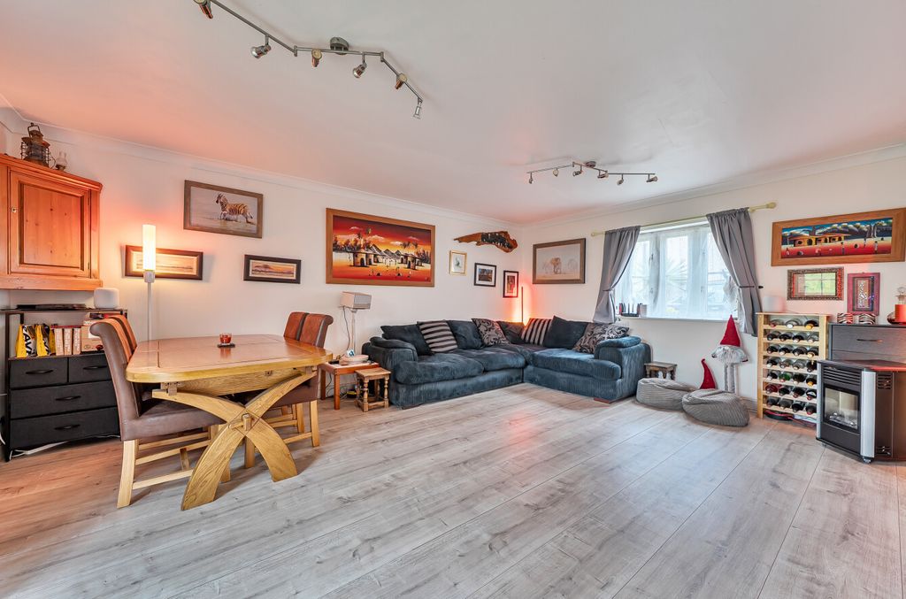 Property photo 3 of 22 3 - 1387986-9-693Adcd...