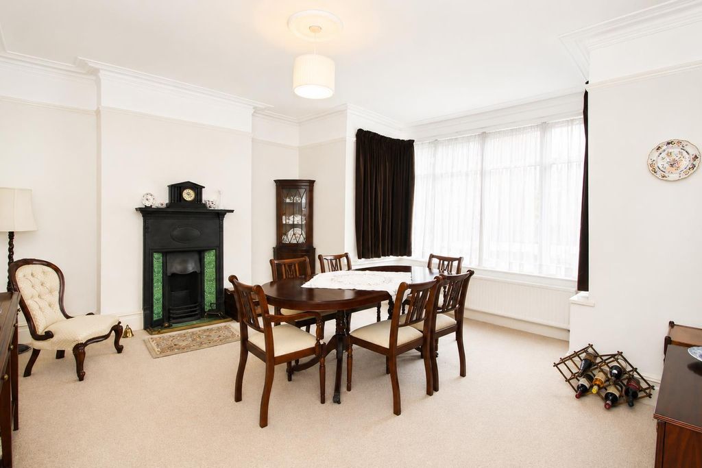 Property photo 3 of 27 Din.Png
