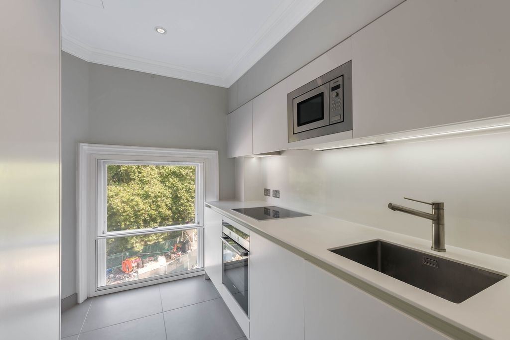 Property photo 2 of 6 Kitchen