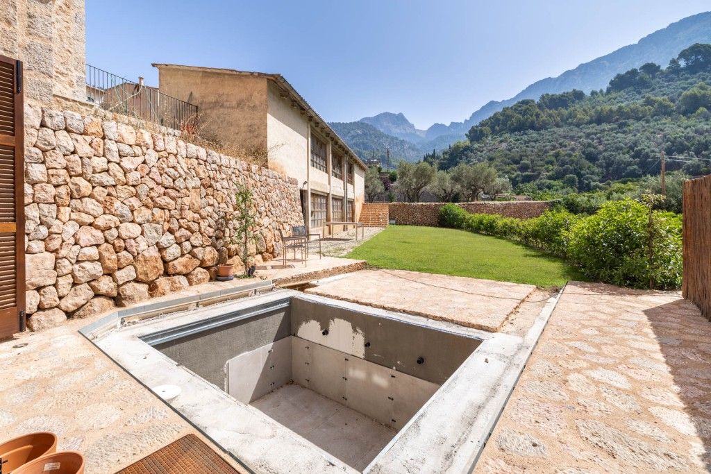 Property photo 3 of 20 Pool