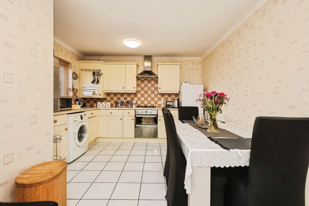 Property photo 3 of 19 Kitchen