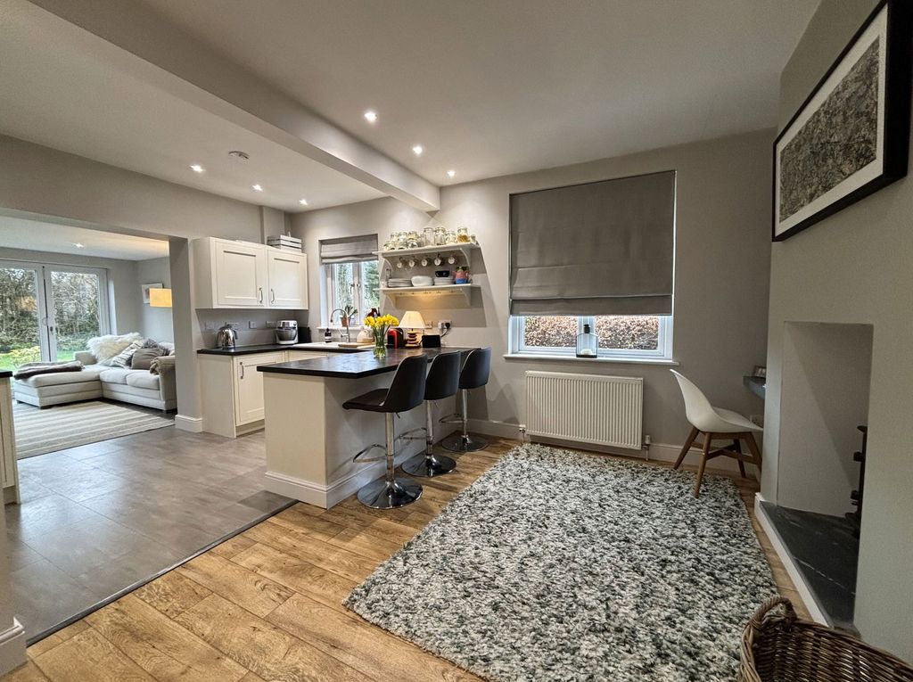 Property photo 2 of 28