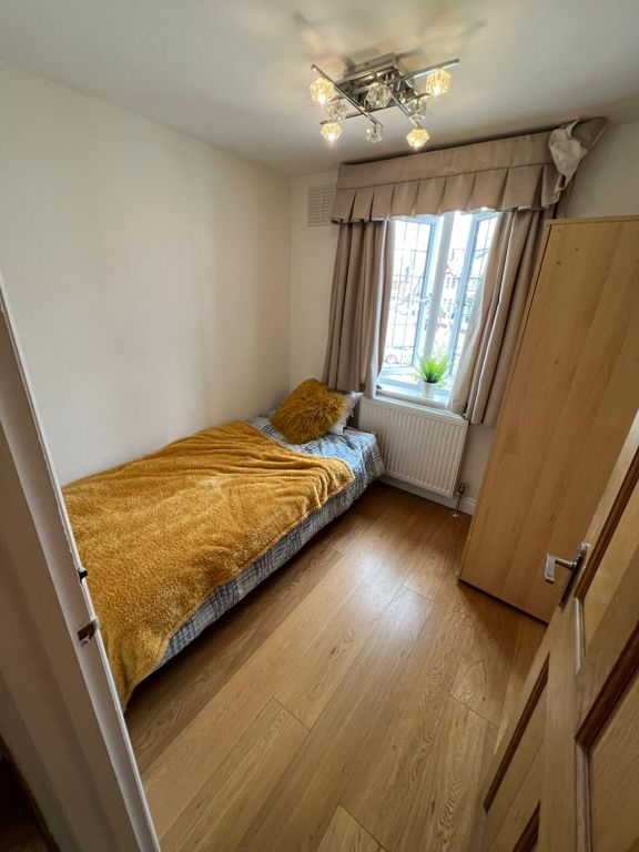 Property photo 1 of 12 Room 3- £550 Available 10/02/2026