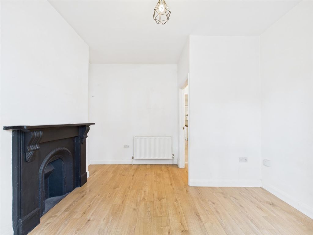 Property photo 2 of 23 Cam01358G0-Pr0185-Still006.Jpg