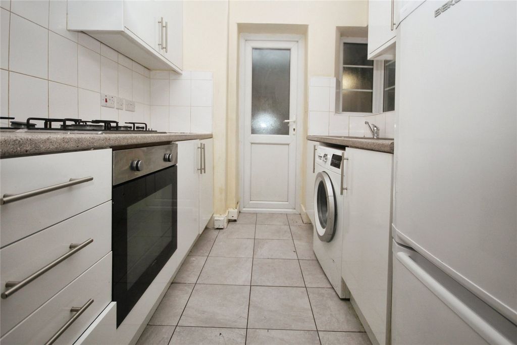 Property photo 3 of 11 Kitchen