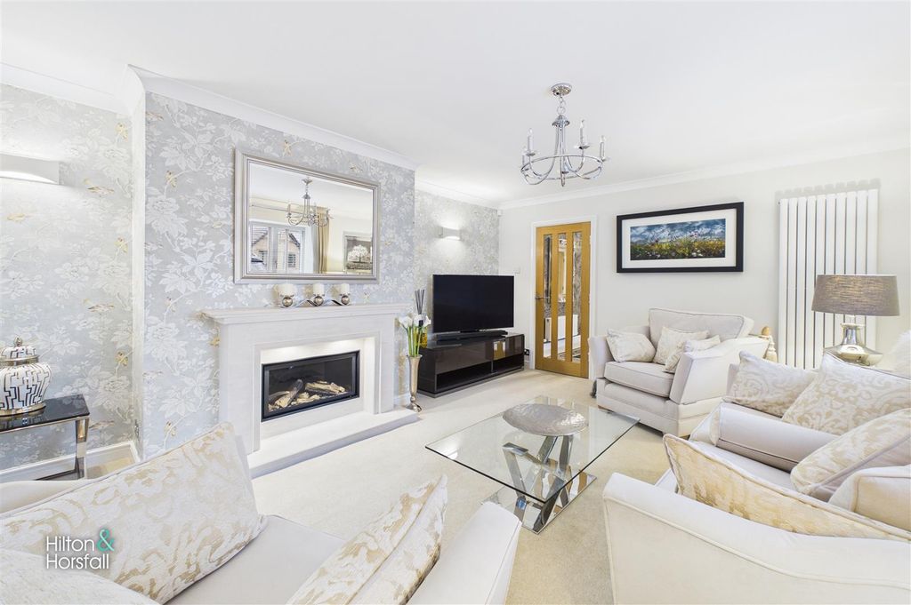 Property photo 2 of 35 Thanet Lee Close