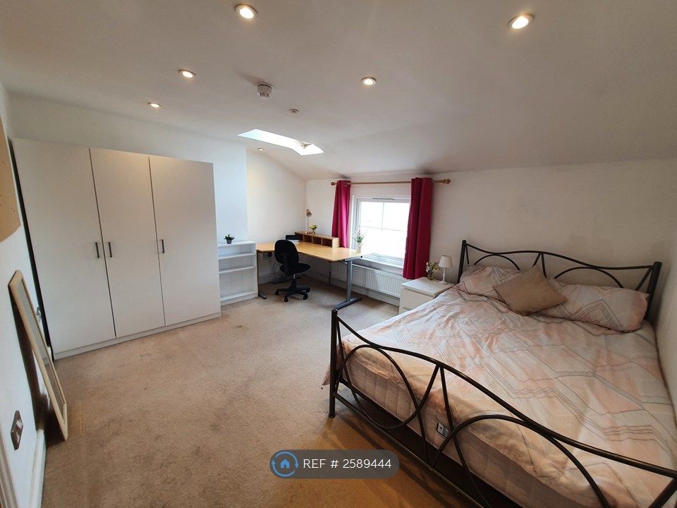 Property photo 1 of 8 Available To Full Time Student Carpet 2B Pale Grey