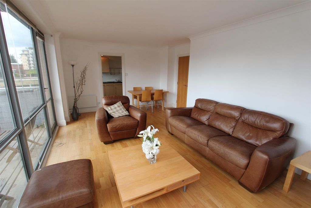 Property photo 2 of 10 Bright, Open Living Space With Leather Seating...