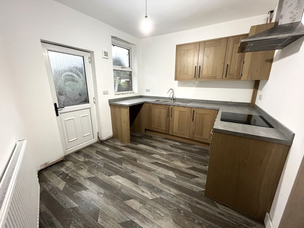 Property photo 3 of 8 Kitchen