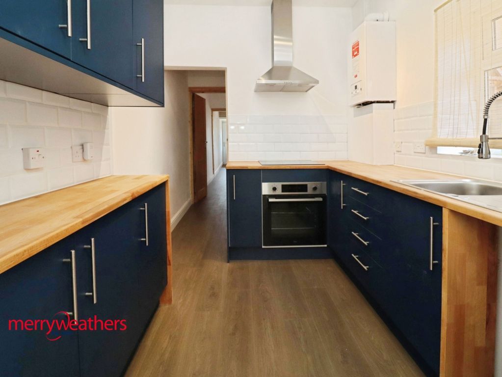 Property photo 3 of 12 Kitchen