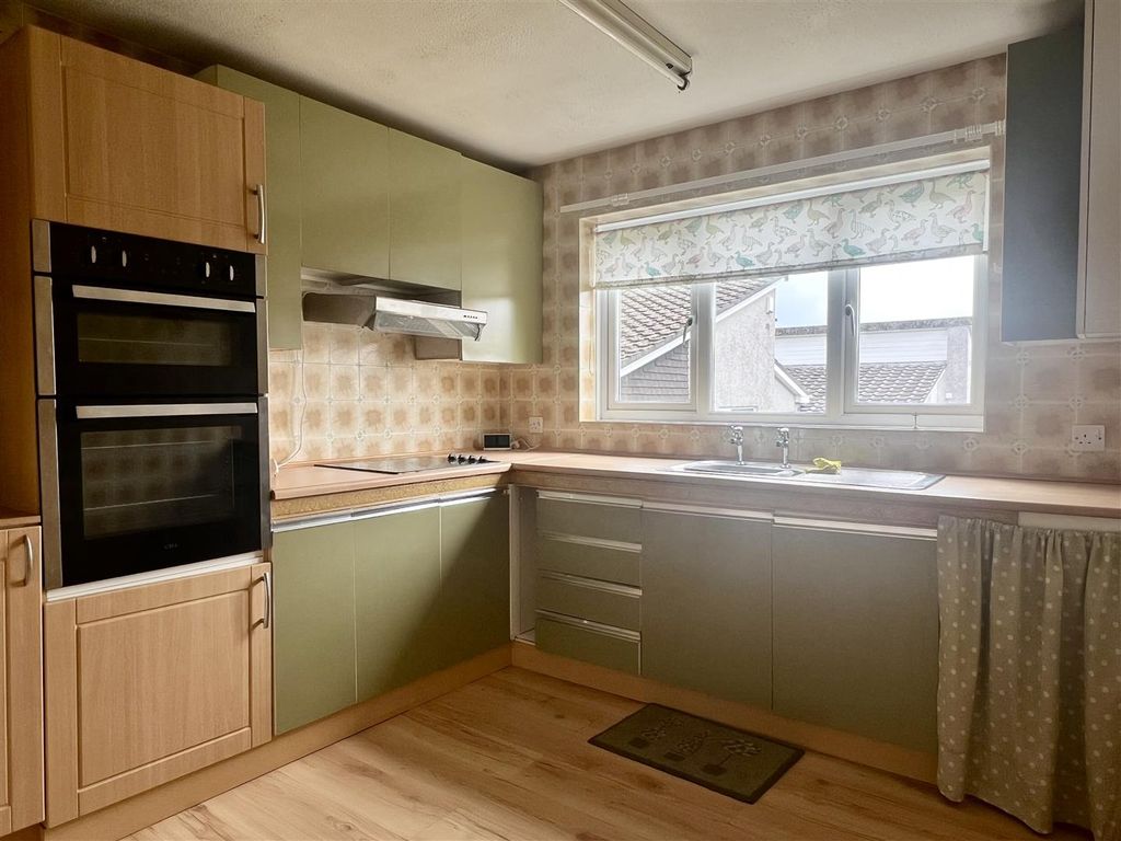 Property photo 3 of 17 Kitchen