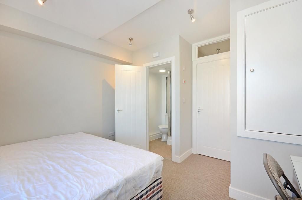 Property photo 3 of 10 Bright And Clean Double Bedroom Featuring A Comfor...