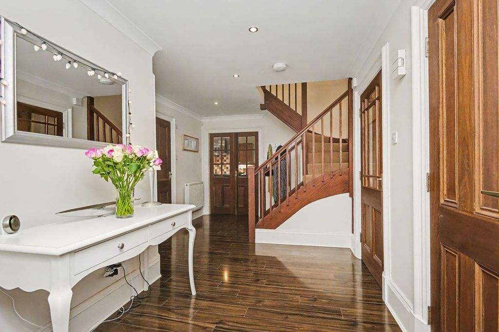 Property photo 3 of 27