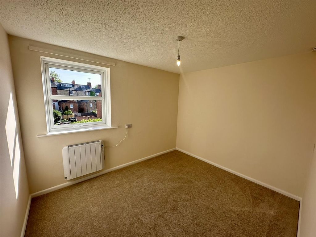 Property photo 2 of 16 Bedroom