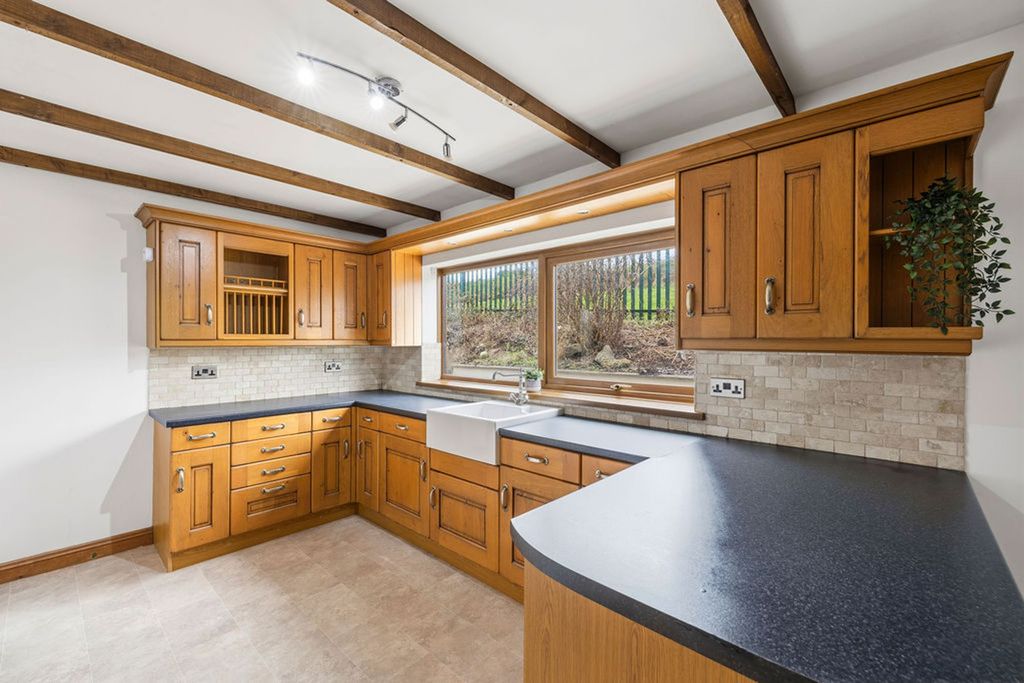 Property photo 2 of 28