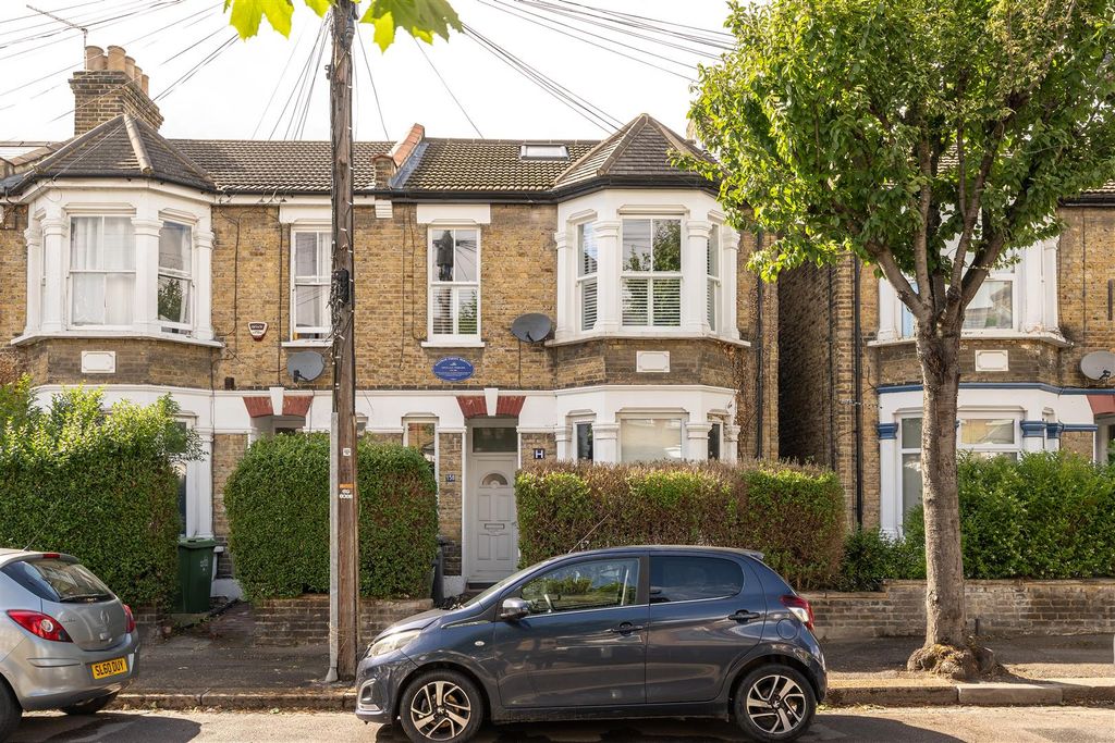 Property photo 1 of 27 Richmond Road, E11