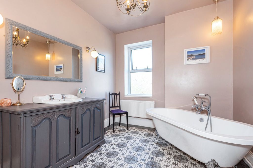 Property photo 2 of 21 Bathroom