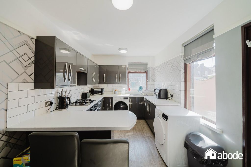 Property photo 3 of 18 39 Claremont Road-19.Jpg