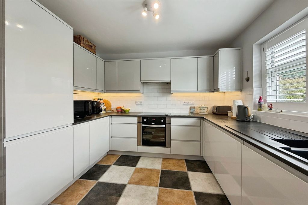 Property photo 3 of 11 Kitchen