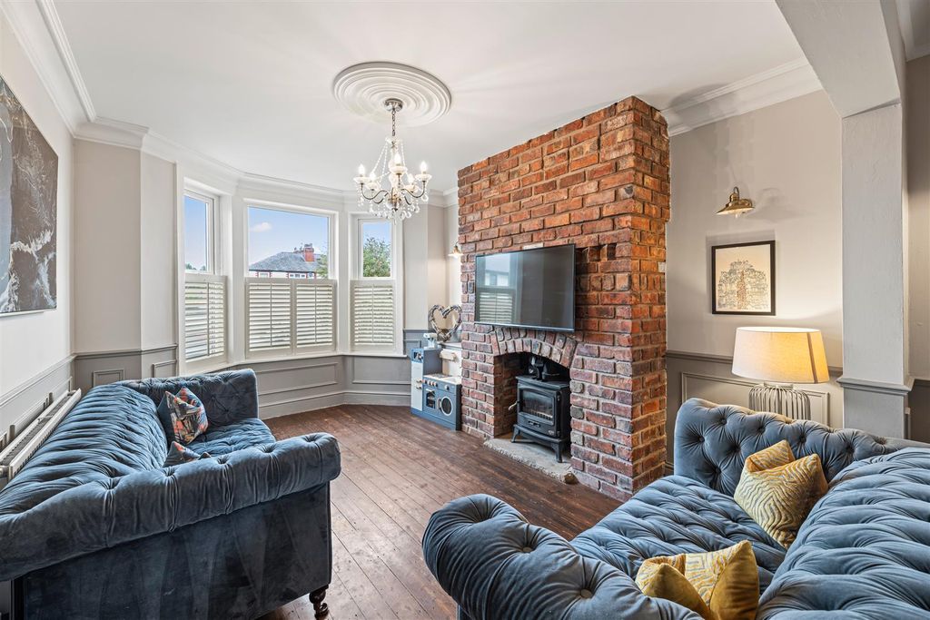 Property photo 2 of 16 Lounge