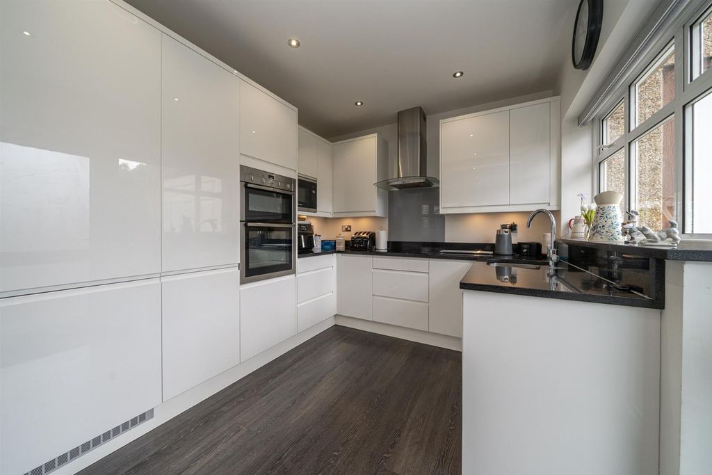 Property photo 3 of 33 1A-Dickinson-Square-01562.Jpg