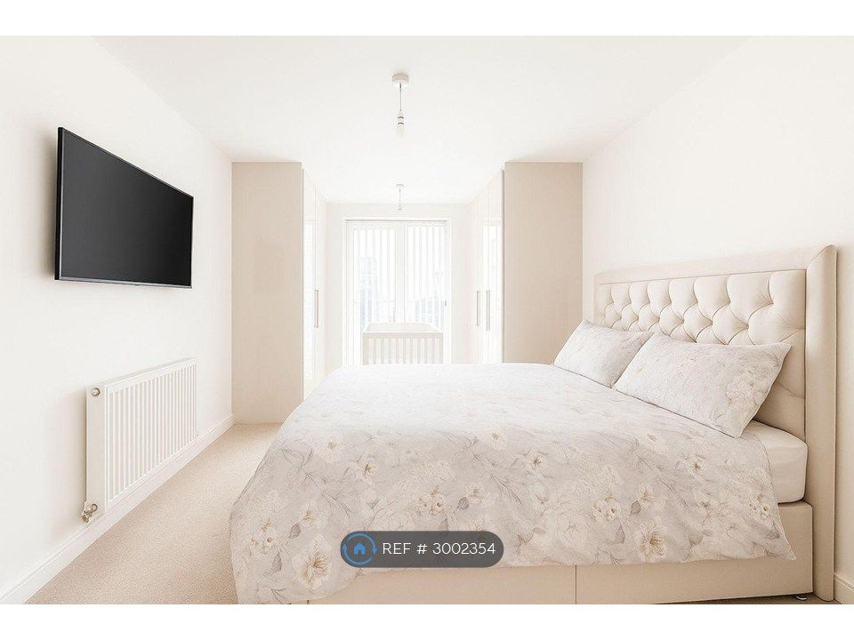 Property photo 2 of 8 Bedroom 1 (En Suite)