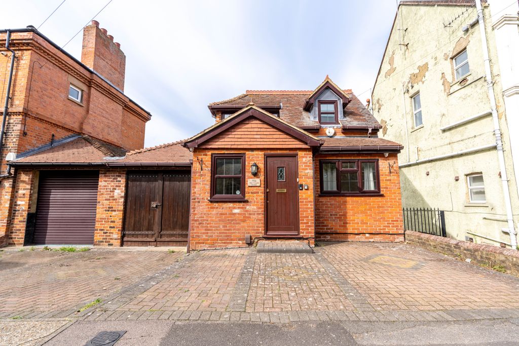 Property photo 1 of 29 A Gorgeous 4-Bedroom Modern Family Home Located On Borstal Road, Rochester. Available *Chain Free*.