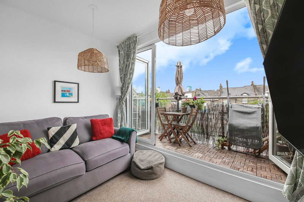 Property photo 3 of 20 Reception