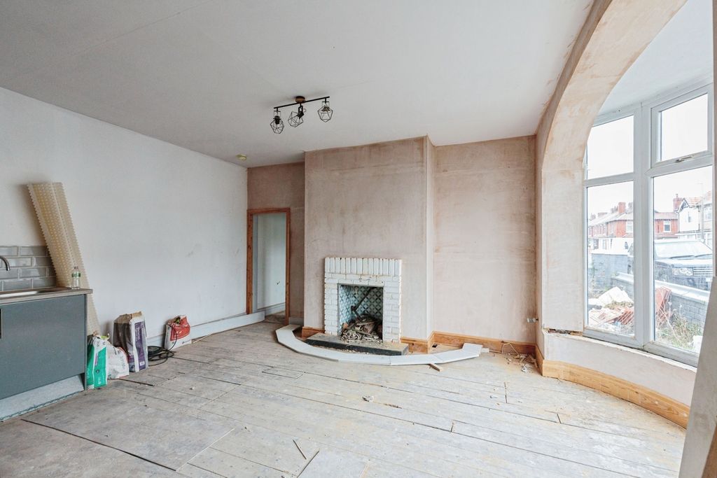 Property photo 3 of 24 Pbox-Img.Jpg