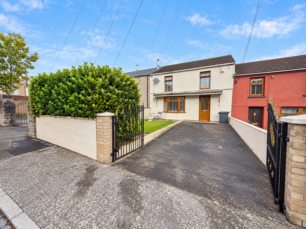 Property photo 1 of 17 605F3C0D-Bdb6-48F9-8230-F6E77Cec1D46