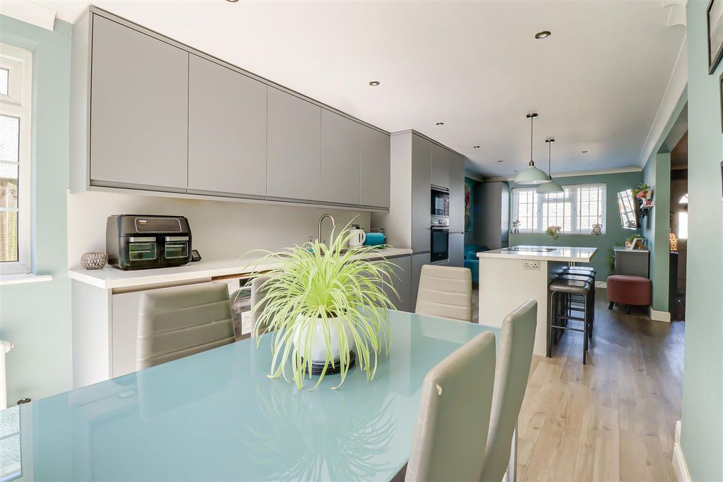 Property photo 2 of 32