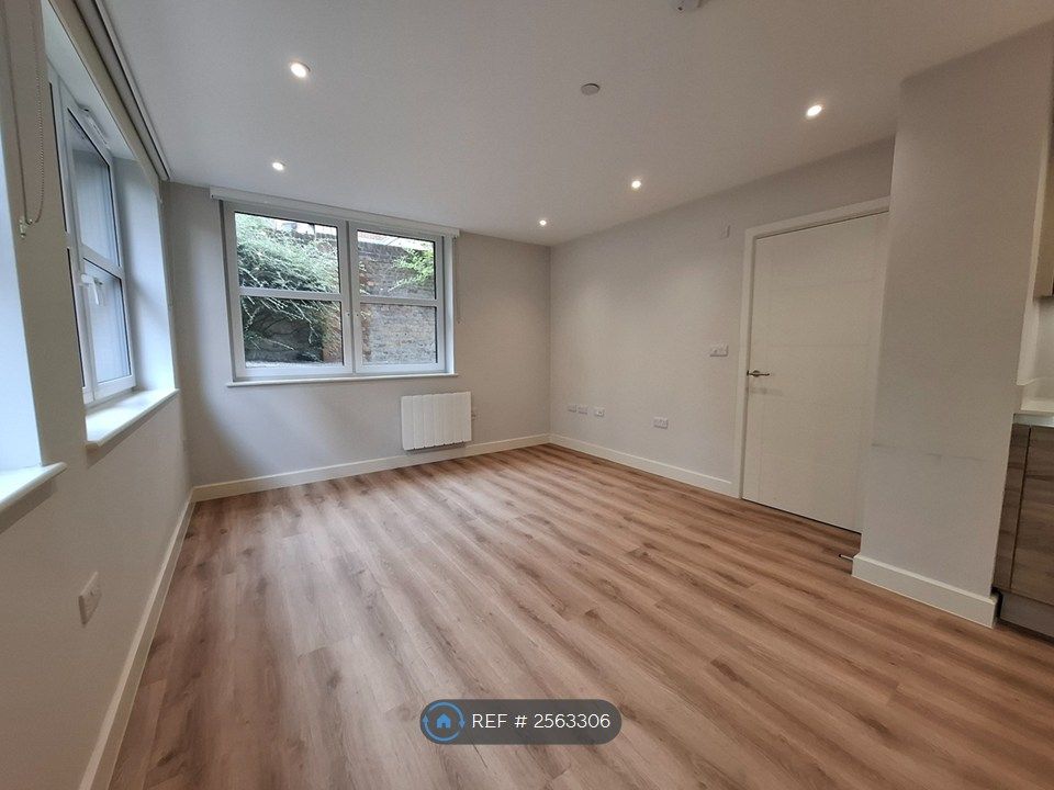 Property photo 3 of 17 Living Space