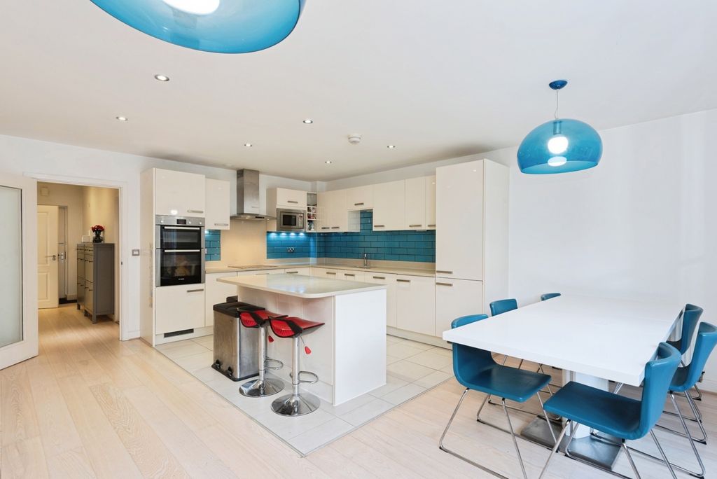 Property photo 2 of 20 Kitchen/Dayroom