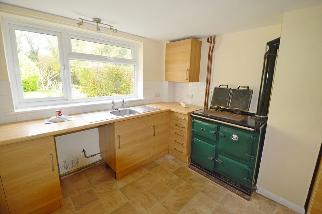 Property photo 3 of 8 Kitchen