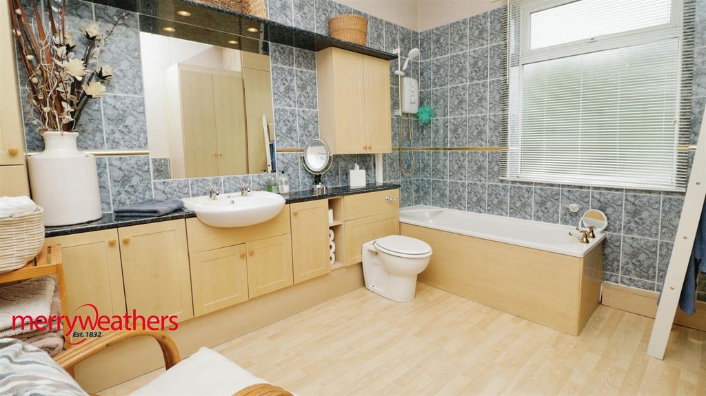 Property photo 2 of 13 Bathroom